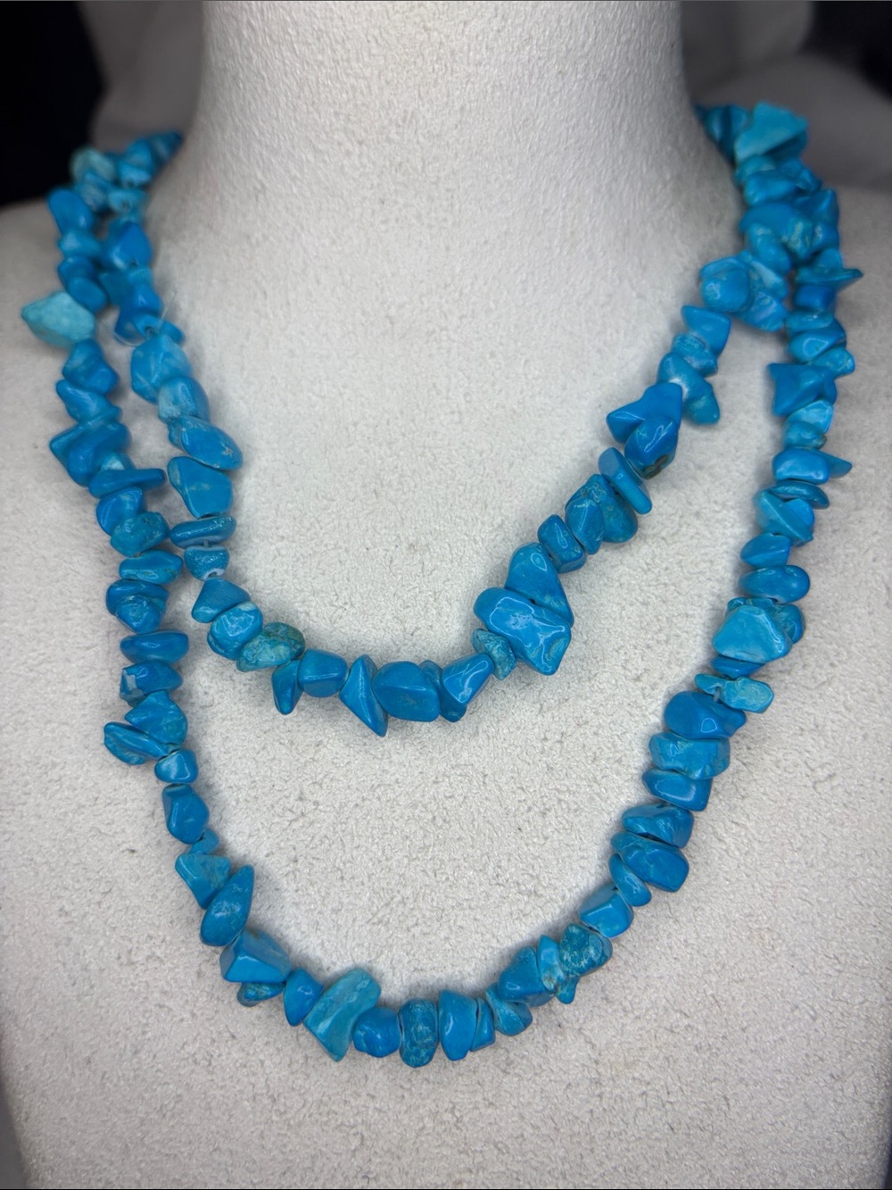 turquoise dyed  stone chip pull over necklace